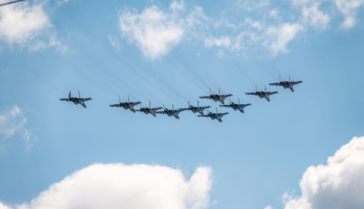 Myśliwce Su-30SM i bombowce Su-24M i Su-34 na Krymie. Rosja pokazuje swoją siłę