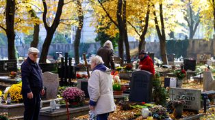 Cmentarne śmietniki pękają w szwach. Przez ten jeden detal dekoracje nie trafią do recyklingu