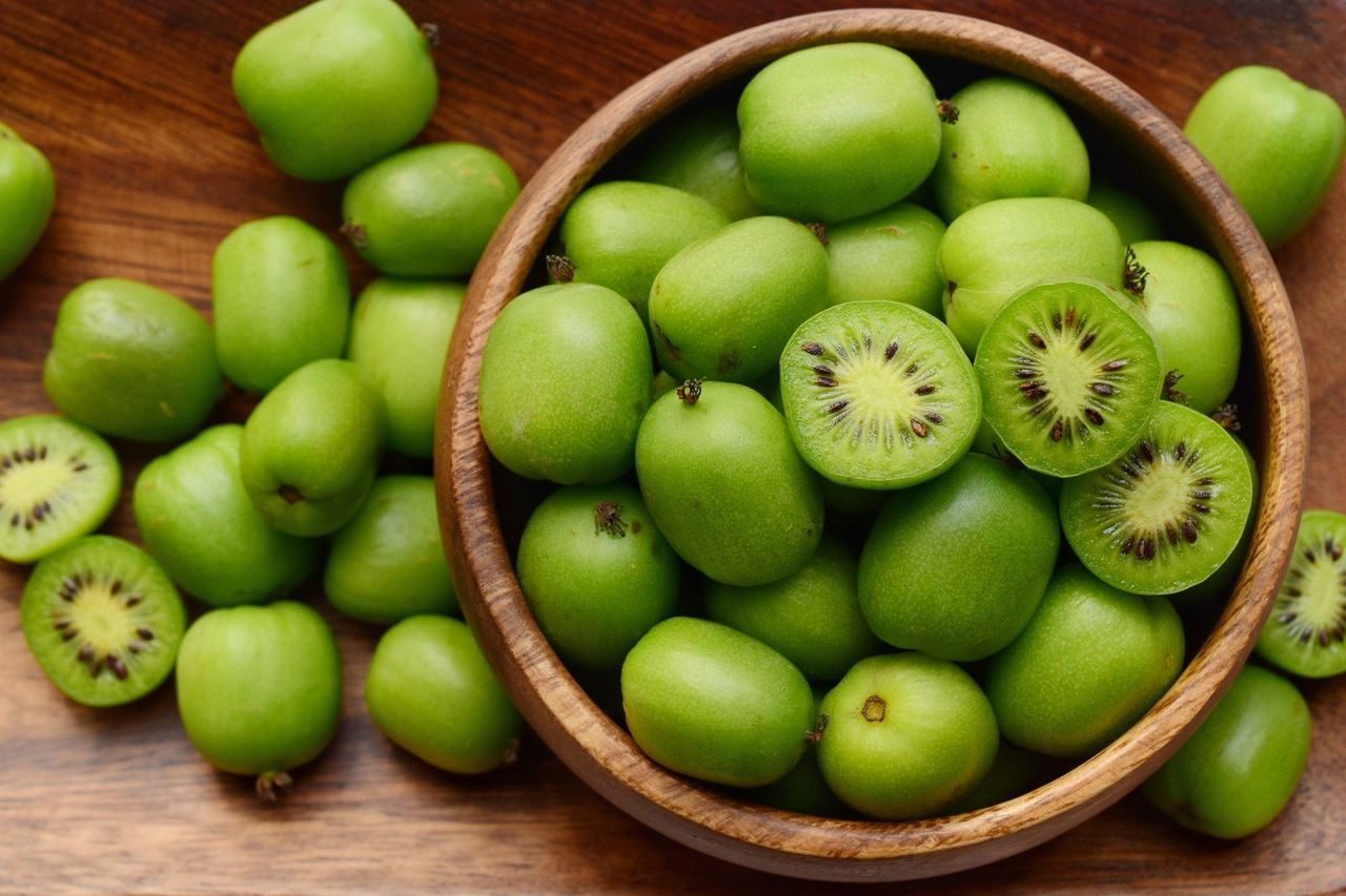 Mini kiwi. Te owoce to bomba witaminy C i są uprawiane w Polsce