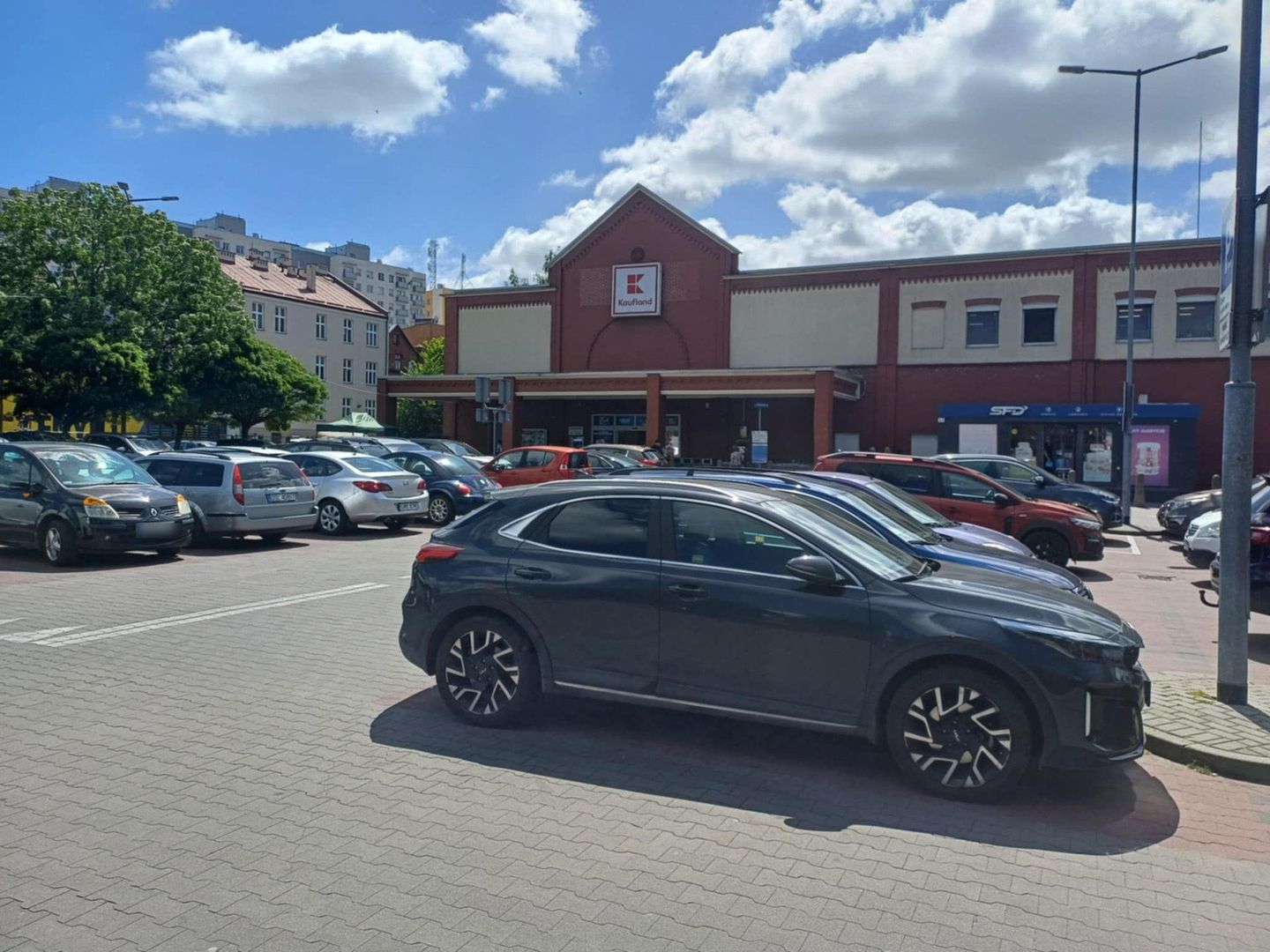 Śmierć mężczyzny przed Kauflandem w Malborku. Śledztwo trwa