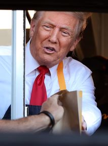 Trump cosplayuje w McDonald's. Dlaczego zapragnął smażyć frytki?