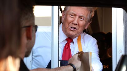 Trump cosplayuje w McDonald's. Dlaczego zapragnął smażyć frytki?