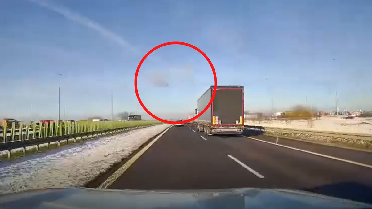 Pokazali, jak lód z naczepy uderzył w "osobówkę".