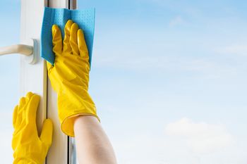 Łatwy sposób na czyste ramy okienne. Odzyskają biały kolor