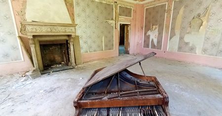 Jaskulin: Rezydencja jak z horroru niedaleko Wrocławia. Ten mroczny dworek niszczeje od lat. O dawnej świetności przypomina stary fortepian