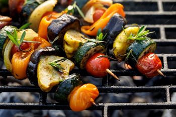 Posmaruj oliwą i połóż na grillu. Smakuje obłędnie