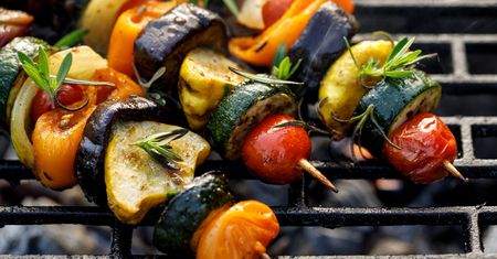 Posmaruj oliwą i połóż na grillu. Smakuje obłędnie