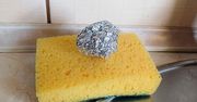 Zawsze trzymam kulkę z folii aluminiowej w kuchni. Pomaga z frustrującym problemem