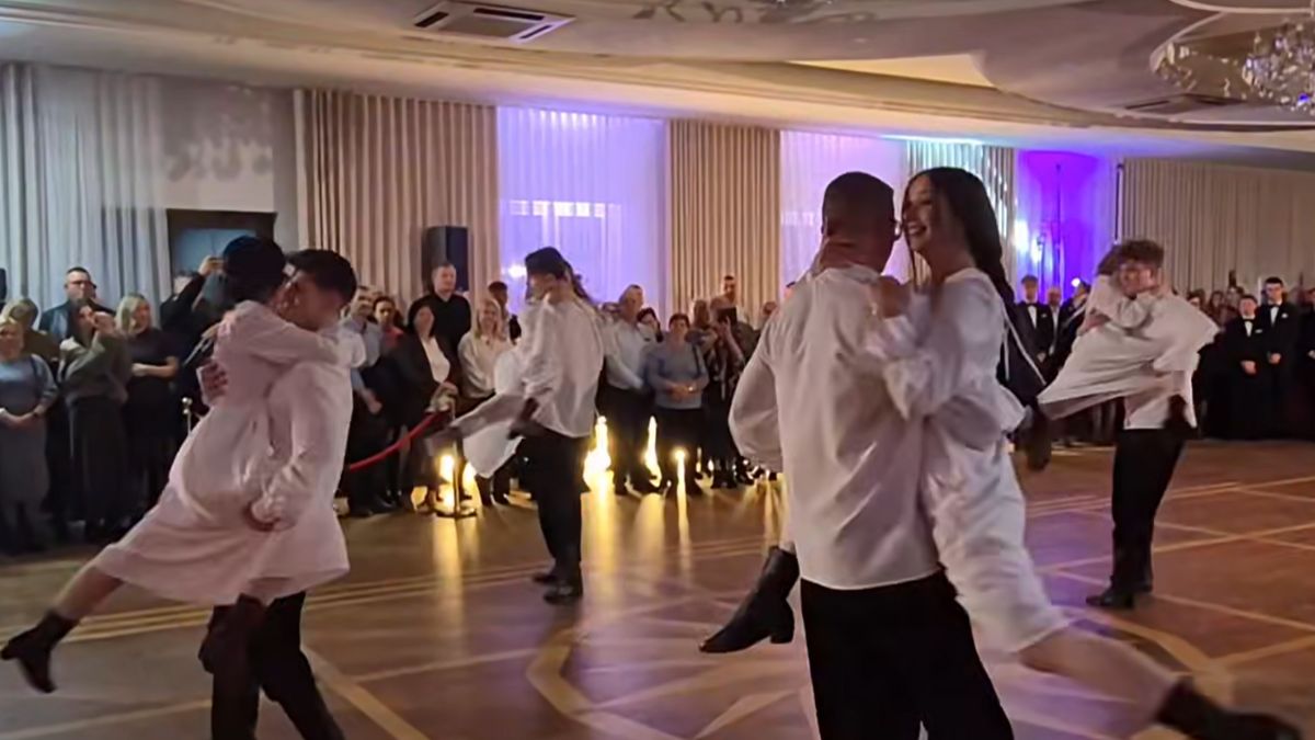 Uczniowie II LO m. Mikołaja Kopernika w Łowiczu zatańczyli walca