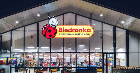 Komunikat dla klientów Biedronki. Dotyczy niedzieli handlowej i majówki