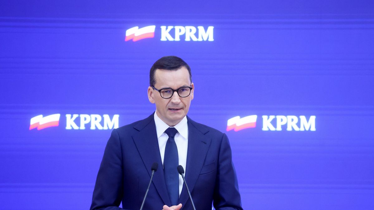 Konferencja po posiedzeniu rz?du
Fot. Wojciech Olkusnik/East News, Warszawa, 23.08.2022. Konferencja prasowa po posiedzeniu rzadu, z  udzialem premiera Mateusza Morawieckiego (n/z), minister klimatu i srodowiska Anny Moskwy oraz sekretarza stanu w Ministerstwie Finansow Sebastiana Skuzy.
Wojciech Olkusnik