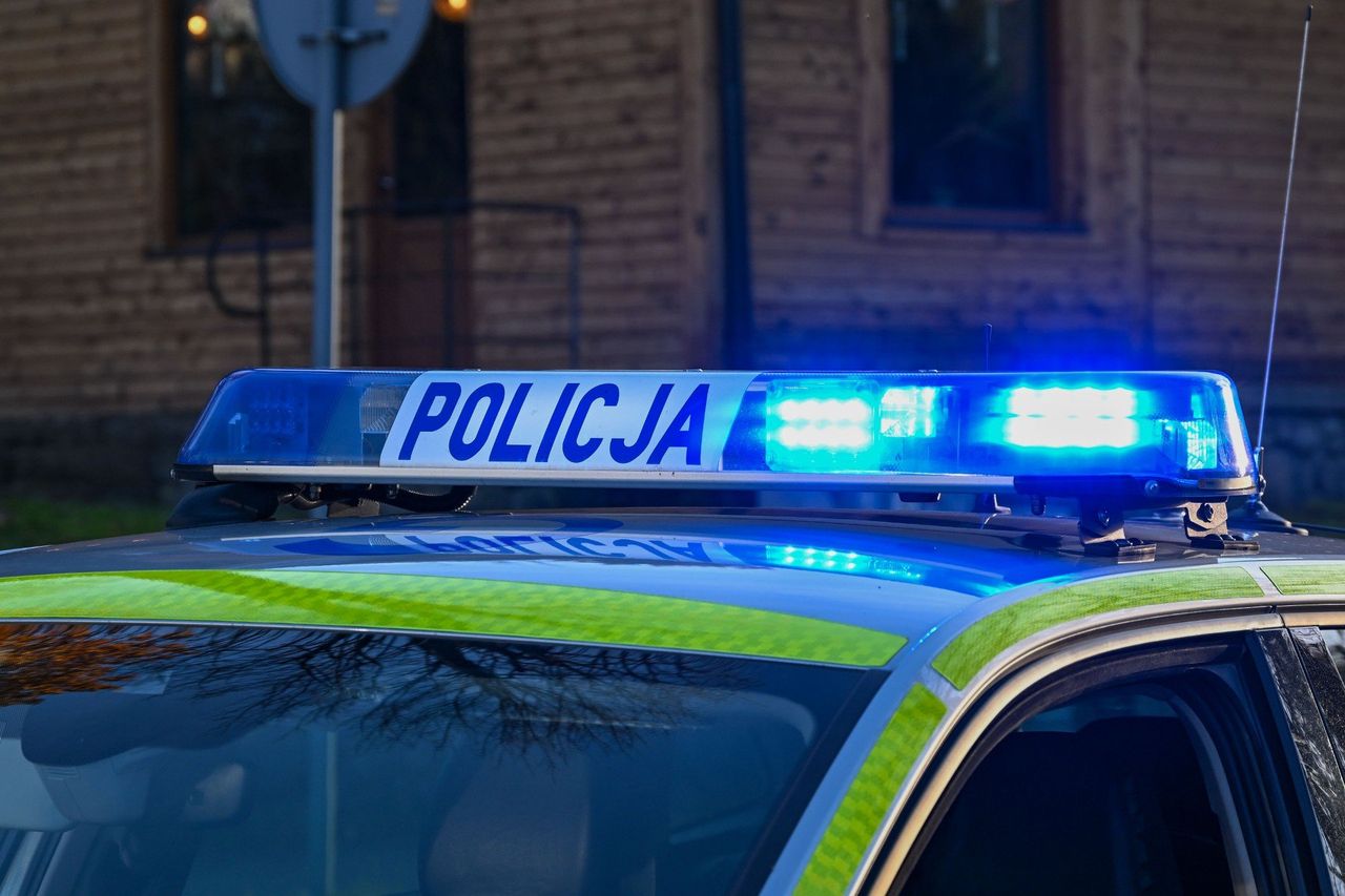 Kościelisko: Dachowanie na drodze do Dzianisza. Kierowca stracił panowanie nad autem