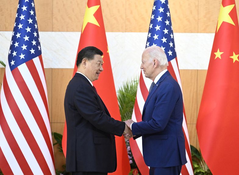 Uścisk dłoni Bidena i Xi Jinpinga na szczycie G20. "Nie będzie zimnej wojny"