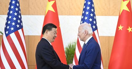 Uścisk dłoni Bidena i Xi Jinpinga na szczycie G20. "Nie będzie zimnej wojny"