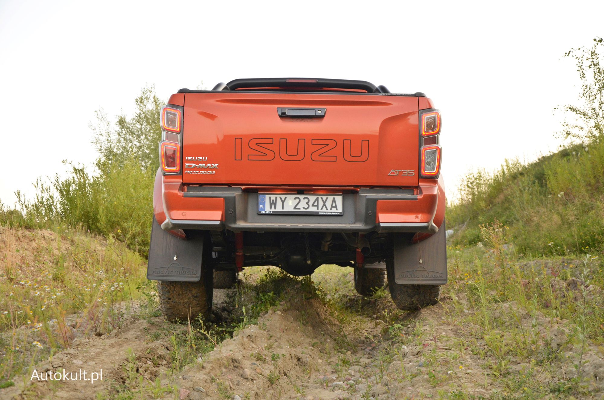 Głębokie koleiny to teren, w którym arktyczny pickup radzi sobie najlepiej z uwagi na duży prześwit. Szerokie opony nie potrzebują 100-procentowego podparcia, by pełnić swoją funkcję.
