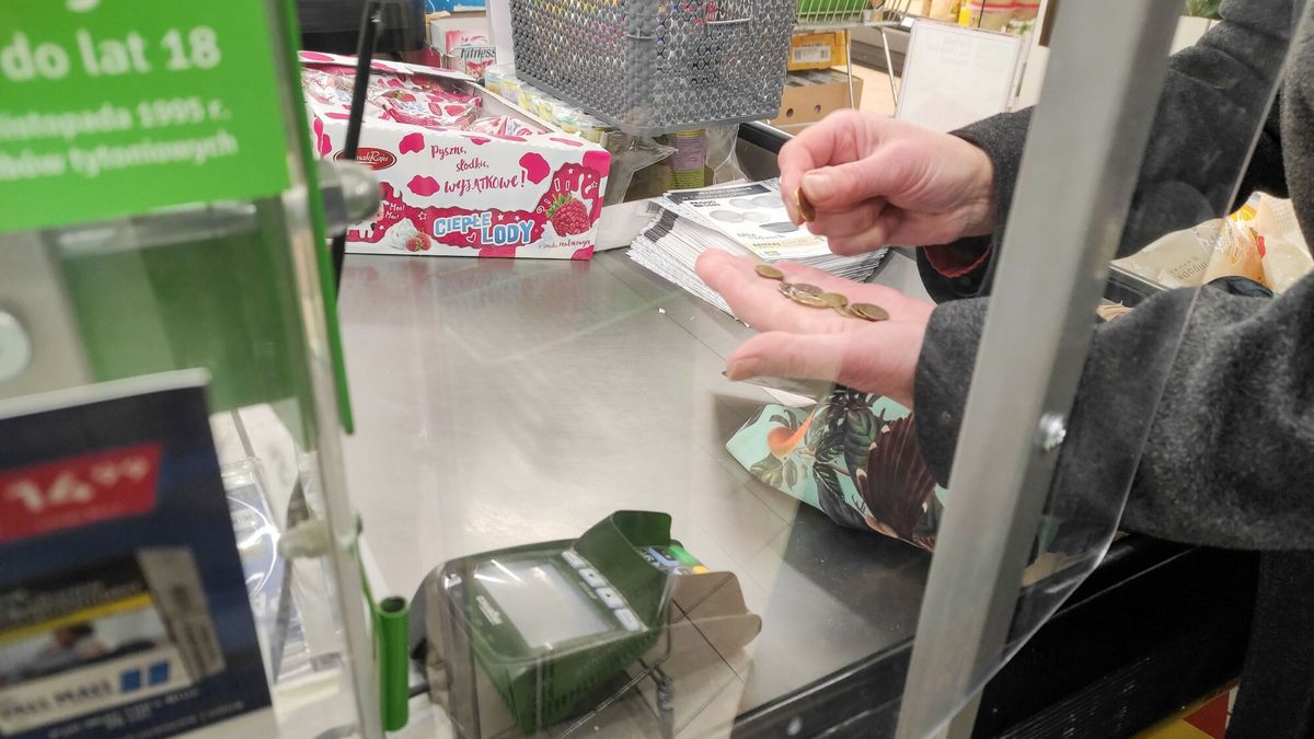 reporter_baza_2021-1228.12.2021 Lodz. Zakupy w supermarkecie. Platnosc gotowka przy kasie. Fot. Piotr Kamionka/REPORTERPiotr Kamionka/REPORTER