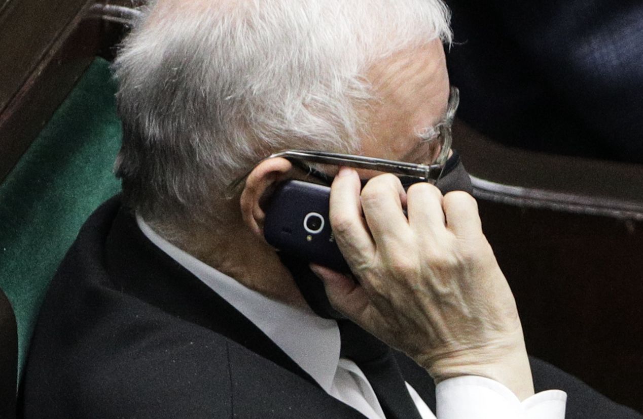 Jarosław Kaczyński rozmawia przez swój telefon komórkowy