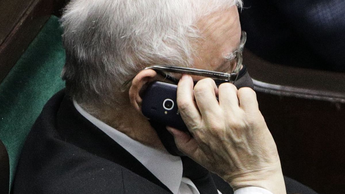 Jarosław Kaczyński rozmawia przez swój telefon komórkowy