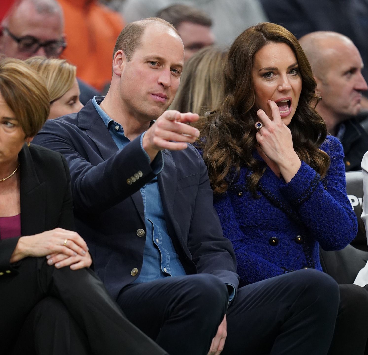 Kate Middleton i książę William zostali WYBUCZENI na meczu koszykówki w Bostonie