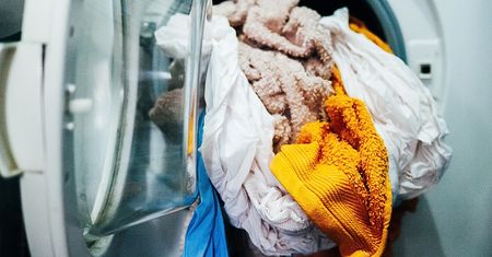 Pierzesz ręczniki w taki sposób? Szybko przestań, bo je niszczysz