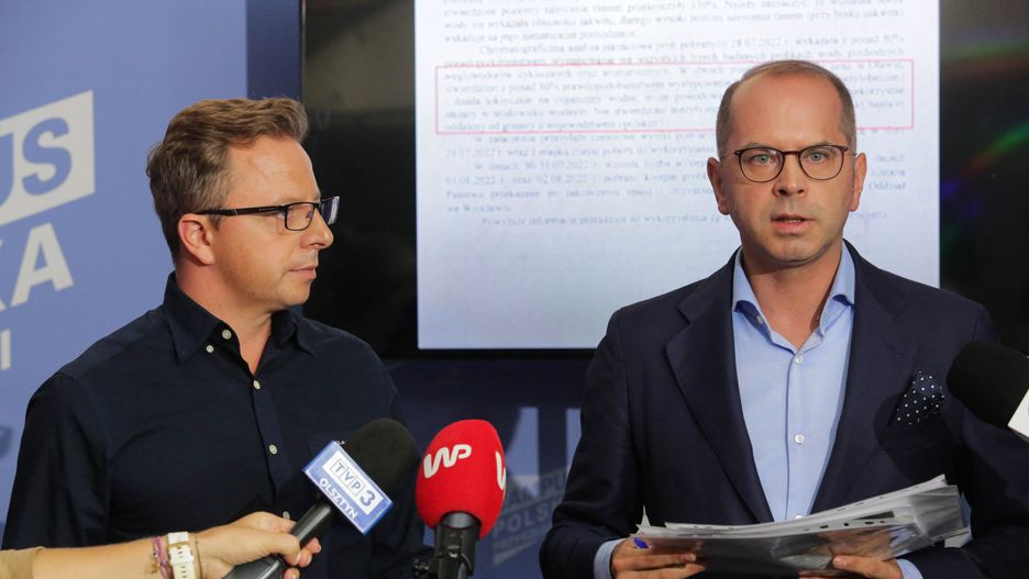 Dariusz Jo�ski, Micha� Szczerba
Olsztyn, 29.08.2022. Pos�owie KO Dariusz Jo�ski (L) i Micha� Szczerba (P) podczas konferencji prasowej w Olsztynie, 29 bm. Temat konferencji: "Zatruta Odra. Prezentacja wynik�w bada�". (sko) PAP/Tomasz Waszczuk
Tomasz Waszczuk
ekologiczna, katastrofa, KO, konferencja, konferencja prasowa, Odra, polityk polityka, pose�, pos�owie, rzeka, zatrucie, briefing, dla medi�w, prasowy