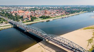 Toruń. Rekordowo niski stan Wisły. Jest apel o ostrożność