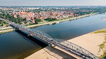 Toruń. Rekordowo niski stan Wisły. Jest apel o ostrożność