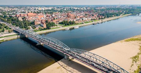 Toruń. Rekordowo niski stan Wisły. Jest apel o ostrożność
