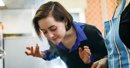 Koronawirus. Prosta metoda ma pomóc odzyskać węch i smak. Ale neurolodzy obalają internetowy hit
