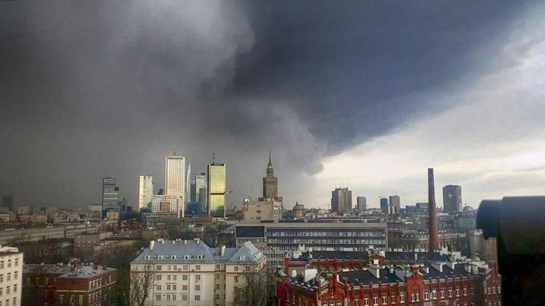 Potężna burza nad Warszawą. "Widziałam jak wiatr porwał rowerzystę"