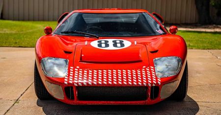 GT40 z filmu Ford v Ferrari trafił na sprzedaż. Jest piękny, ale ma jedną wadę