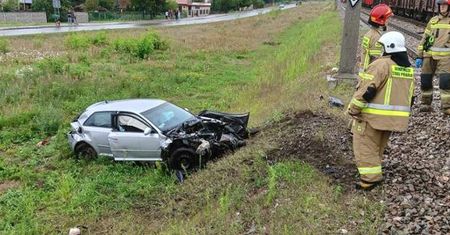 Osobowe auto uderzyło w lokomotywę pociągu towarowego