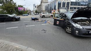 Warszawa: Sportowe Suzuki zderzyło się z Toyotą Prius do przewozu na aplikację. Motocyklista w szpitalu