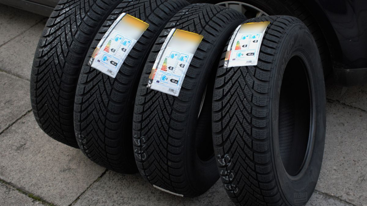 Nawet zlecając założenie nowych opon, nierzadko trzeba mechanikom "patrzeć na ręce", albo po nich poprawiać. Zasada niska cena = niska jakość usług, znana jest od lat.