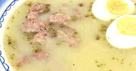 Babcia co roku robi żurek benedyktyński. Przepis prosty, ale dodatek, który kruszy do talerza, jest nietypowy