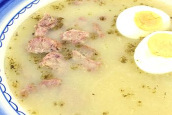 Babcia co roku robi żurek benedyktyński. Przepis prosty, ale dodatek, który kruszy do talerza jest nietypowy