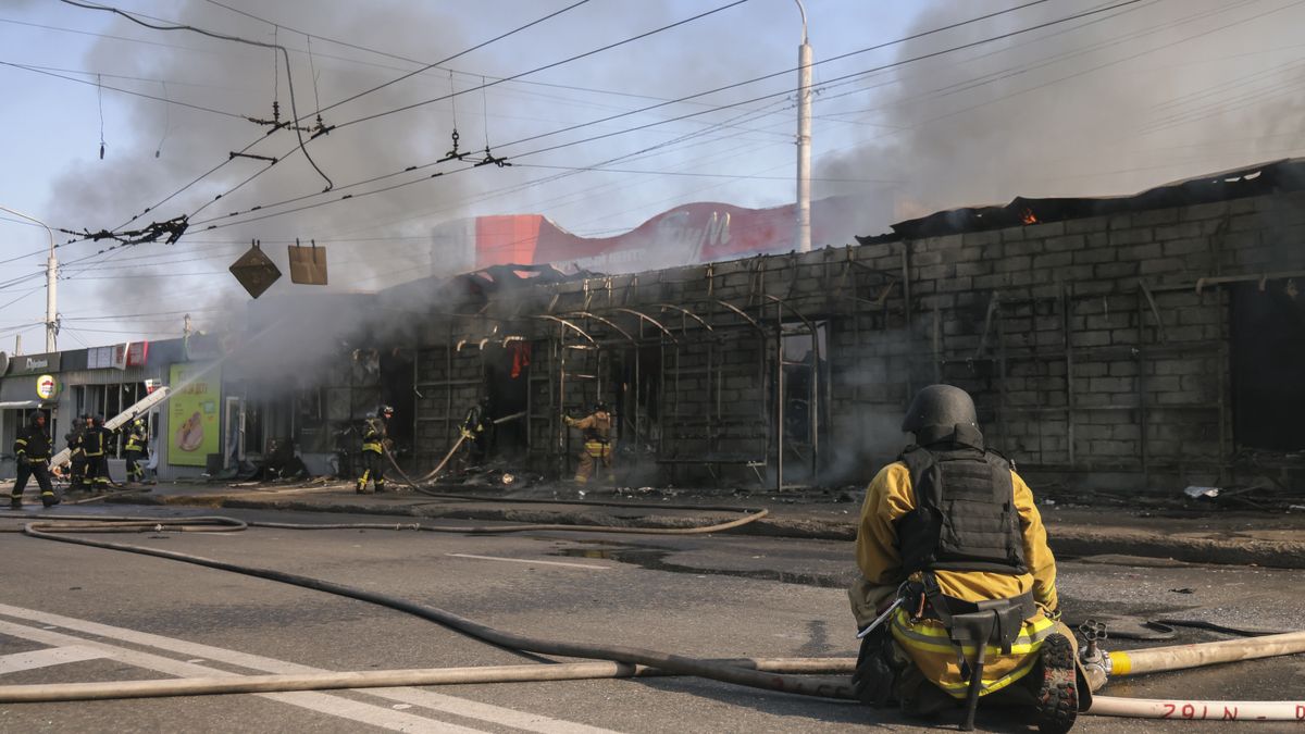Ukrainian rescuers work at the site of a Russian strike on a residential area in Zaporizhzhia, southeastern Ukraine, 18 August 2025, amid the Russian invasion. At least three people were killed and 23 others injured after a morning Russian strike on Zaporizhzhia, according to the Zaporizhzhia Regional Military Administration. EPA/OLEG MOVCHANIUK Dostawca: PAP/EPA.