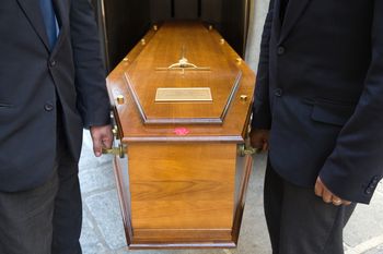 Uznali ją za zmarłą. Otworzyła oczy w trumnie. "Podejrzaną jest lekarka"
