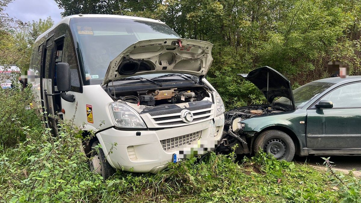 Zderzenie busa z osobówką.