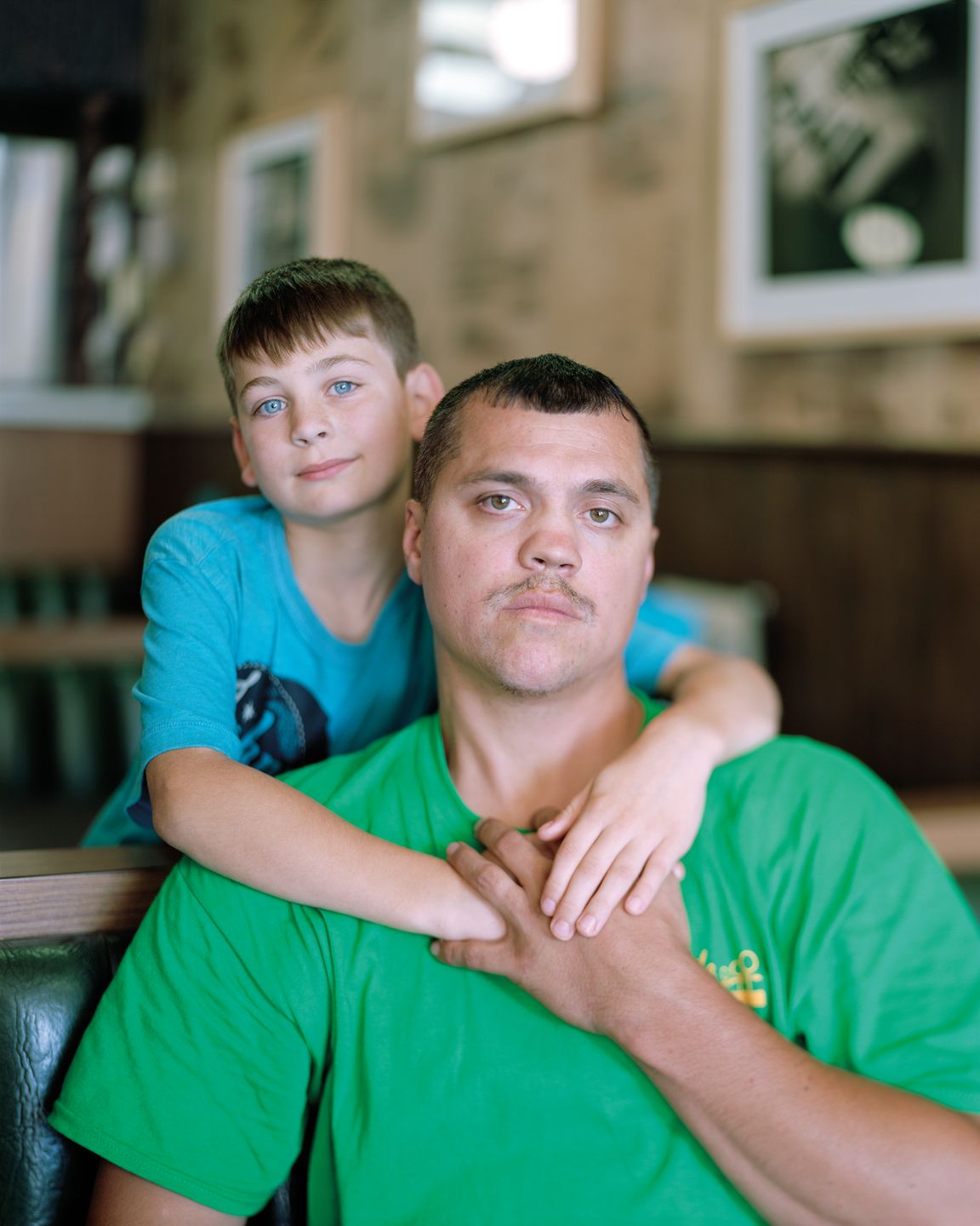 Dotykanie nieznajomych? Do tego zachęca fotograf w projekcie “Touching Strangers” 8