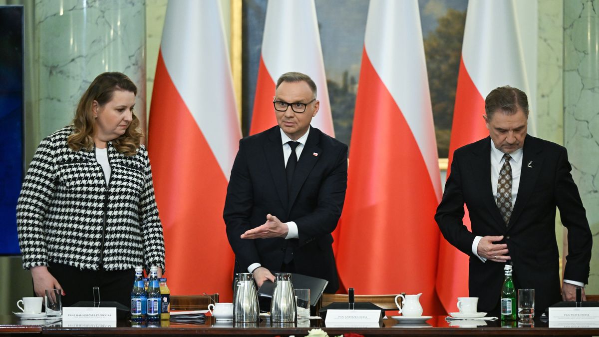 Warszawa, 05.05.2025. Prezydent RP Andrzej Duda (C), szefowa Kancelarii Prezydenta RP Małgorzata Paprocka (L) i przewodniczący NSZZ Solidarność Piotr Duda (P) przed posiedzeniem Rady Dialogu Społecznego, 5 bm. w Pałacu Prezydenckim w Warszawie. Prezydent Duda weźmie udział w konsultacjach ze stroną społeczną Rady Dialogu Społecznego w sprawie ustawy z dnia 4 kwietnia 2025 roku o zmianie ustawy o świadczeniach opieki zdrowotnej finansowanych ze środków publicznych oraz niektórych innych ustaw. (aldg) PAP/Radek Pietruszka