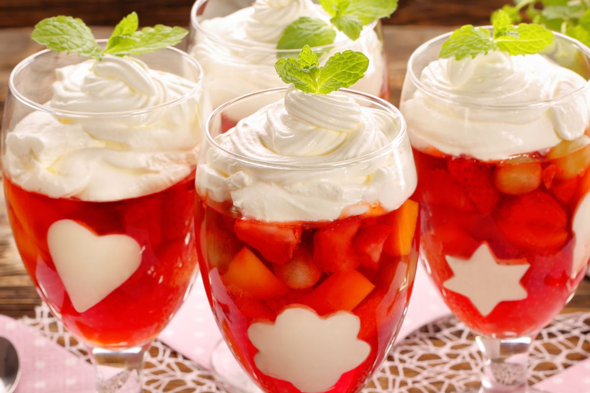 Desery w pucharkach. Zrób z galaretką, mascarpone lub bitą śmietaną
