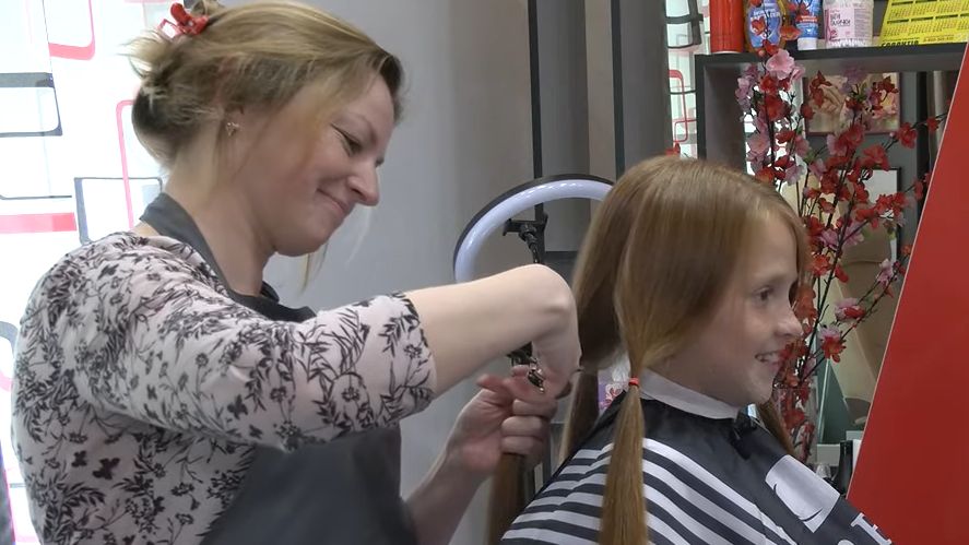 9-letnia Kira ścięła włosy, by wesprzeć ukraińską armię 