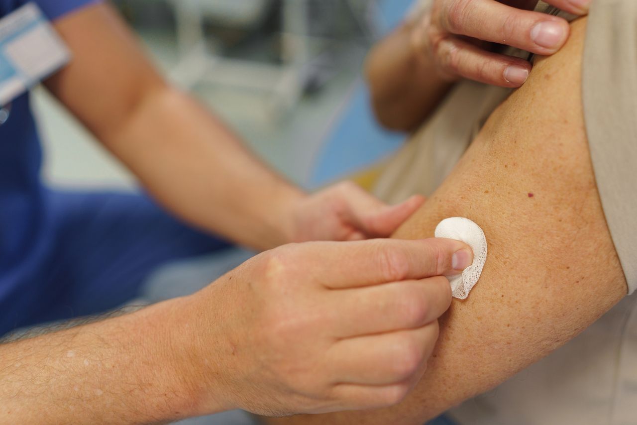 Wzrost zakażeń i spadek szczepień. Eksperci mówią o niepokojących trendach