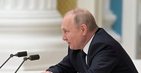 Odcięcie Rosji od SWIFT "opcją atomową". Co to właściwie oznacza?