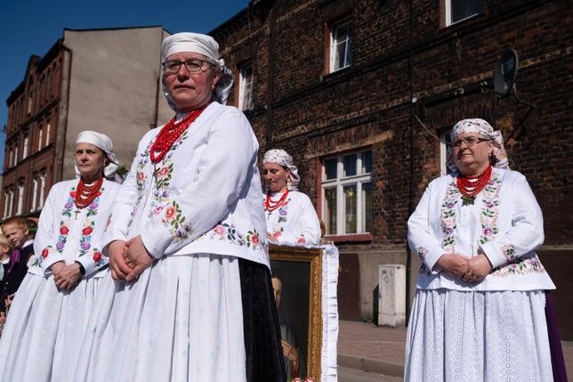 SWIETOCHLOWICE, LIPINY, POLAND - 2021/06/03: A procession of the faithful in traditional costumes seen on the street.Corpus Christi (Boze Cialo) it is a traditional feast celebrated in the Catholic Church. From the early morning hours, residents of the Lipiny- district in Swietochlowice, Silesia, decorate their streets and build altars. They are waiting for the procession of the faithful in traditional costumes which goes around the streets. The priest with the monstrance goes with them too. (Photo by Wojciech Grabowski/SOPA Images/LightRocket via Getty Images)