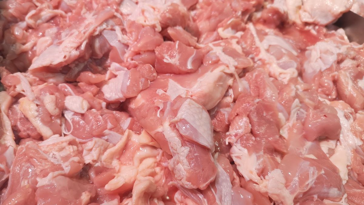 chicken in tray
chicken in tray
Penpak Ngamsathain