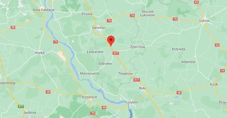 Dramat na S17. Bus uderzył w tira i dachował. 10 osób na pokładzie
