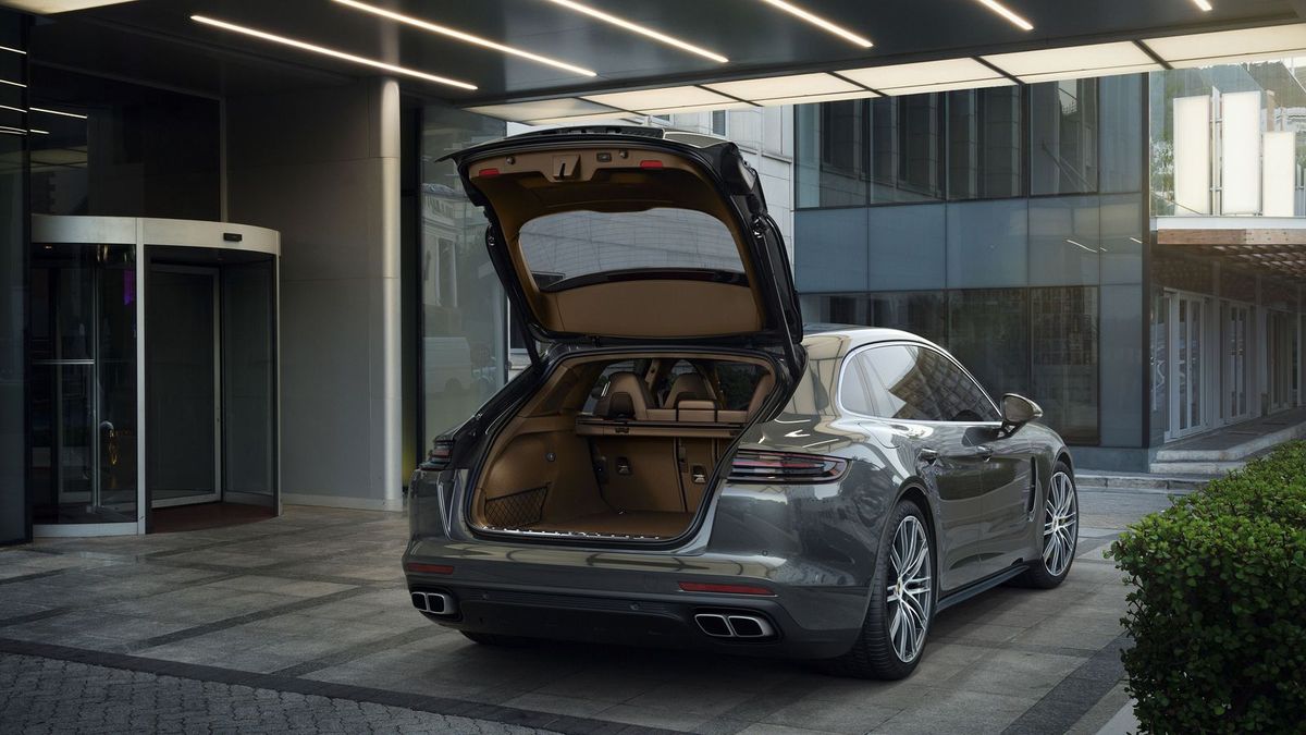 To, co interesuje nas najbardziej, to bagażnik. Kufer Panamery urósł względem standardowego nadwozia. Wersja Sport Turismo mieści 520 litrów. Po położeniu oparć kanapy wejdzie do niej 1390 l.