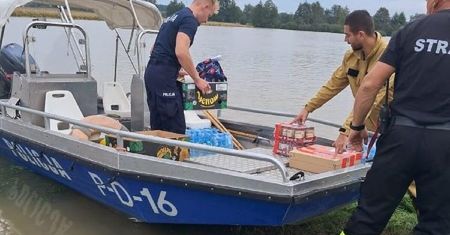 Policjanci z Puław pomagają podczas powodzi na Dolnym Śląsku